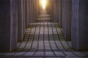 Blick in das Denkmal für die Opfer des Holocausts in Berlin