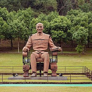 Damaged Chiang Kai-shek statue from Kaohsiung