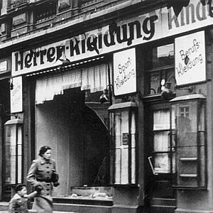 Zerstörtes jüdisches Geschäft in Magdeburg 1938