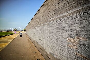 Wand der Erinnerung mit den Namen Verschwundener