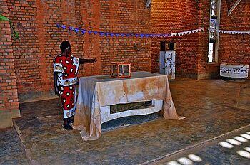 [Translate to Englisch:] Altar mit blutbeflecktem Tuch in der Völkermordgedenkstätte Nyamata