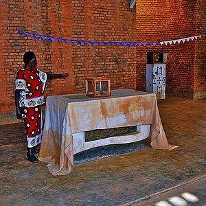 [Translate to Englisch:] Altar mit blutbeflecktem Tuch in der Völkermordgedenkstätte Nyamata