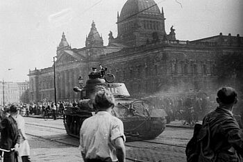 Sowjetischer Panzer vor dem ehemaligen Reichsgericht in Leipzig