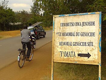 [Translate to Englisch:] Wegweiser zur Nyamata-Gedenkstätte