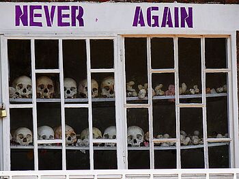 [Translate to Englisch:] Totenschädel am Eingang der Gedenkstätte Karongi-Kibuye