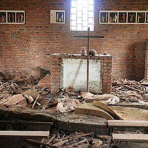 [Translate to Englisch:] Altarraum der Ntarama-Kirche mit menschlichen Knochen im Jahr 2006 