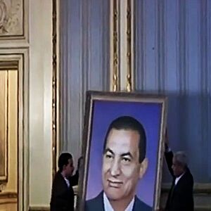 Removing a portrait of ex-president Ben Ali