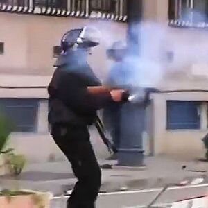 Polizeieinsatz vor dem tunesischen Innenministerium 2011