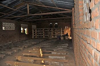 [Translate to Englisch:] Innenraum der Kirche und Gedenkstätte Ntarama