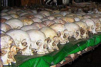 [Translate to Englisch:] Menschliche Schädel in der Völkermordgedenkstätte Bisesero