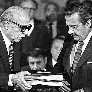 Der Schriftsteller Ernesto Sábato und Präsident Raúl Alfonsin