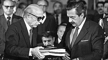 [Translate to Englisch:] Der Schriftsteller Ernesto Sábato und Präsident Raúl Alfonsin